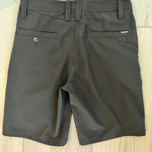 Boys Shorts | Size 12 / 26 Waist | Volcom Surf & Turf 4-way Stretch | Black - Picture 2 of 6